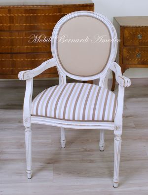 Poltroncina con braccioli in stile classico con seduta e schienale imbottiti finitura molto anticata e consumata tipo shabby